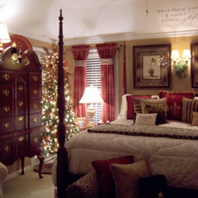 4. Ložnice. Pokud máte v šatní skříni dost volného místa, nechte ložnici být (a zavřete dveře). Pokud ne, můžete dát oblečení a tašky vašich hostů právě sem. V tom případě ukliďte noční stolky a ustelte postel (není-li už ustlaná).