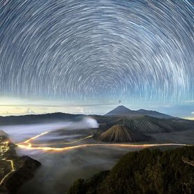 1. Tisíce hvězd jako kdyby víří nad Mount Bromo – aktivním vulkánem ve východní Jávě (Indonésie).
