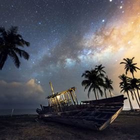 2. Vrak lodi pod Mléčnou dráhou. Foceno po cestě do města Terengganu.