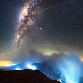 6. Tento úžasný snímek byl pořízen těsně před východem slunce poblíž komplexu vulkánů Kawah Ijen (Indonésie).