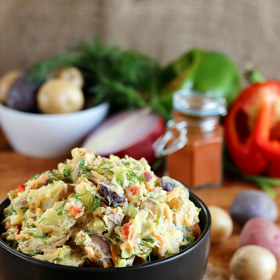 1. Veganský duhový bramborový salát.