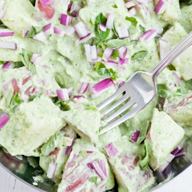 3. Zdravý bramborový salát s krémovým pesto dresinkem.