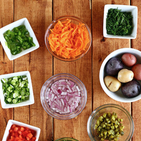 1. Veganský duhový bramborový salát.