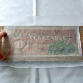 2. Vylepšete kuchyňské prkénko pro někoho, kdo miluje vaření. Najděte si požadovaný obrázek ve vysokém rozlišení, pomocí grafického programu ho zrcadlově převraťte a vytiskněte ho na voskový papír. Hned ho přiložte barevnou stranou k prkénku a pomocí karty ho s jemným tlakem vyhlaďte na dřevo. Voilá!