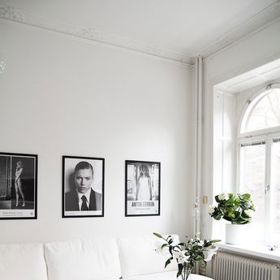 3. Udržujte povrchy nábytku čisté. Na policích, deskách stolů... by mělo být pouze to, co chcete vystavovat na odiv. Všechny ostatní věci patří do šuplíků nebo skříní.