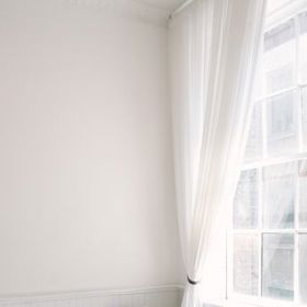 5. Vpusťte do interiéru životodárné sluneční světlo. Uvidíte, že okamžitě bude vypadat prostornější, než ve skutečnosti je.