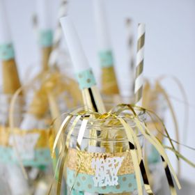 1. Dejte do zavařovaček drobné dárečky pro účastníky párty.