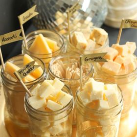 2. Navršte do zavařovaček chuťovky. Hosté neodolají.