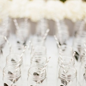 5. Polepte zavařovačky štítky se jmény hostů a používejte je jako skleničky.