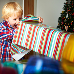 2. Dejte mu zkrátka to, co si přeje. Nepřekvapíte ho, zato ho potěšíte. Podle jedné studie dokonce lidé vnímají dárky, které si přáli a dostali je, jako promyšlenější než ty, které je překvapily.