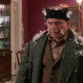 2. Herec Joe Pesci, představitel Mokrého bandity Harryho, často zapomínal, že natáčí rodinný film – a slovíčko „fu*k“ (jemně přeloženo jako „sakra“) mu ujíždělo až nezdravě často. Režisér mu proto navrhl, aby namísto toho říkal „fridge“ (lednice).