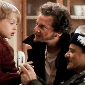 3. Joe Pesci (Harry) chtěl, aby se ho Macaulay Culkin (Kevin) doopravdy bál, a společné scény tak byly autentičtější. S Culkinem se tedy potkával jen na place. Při natáčení scény, kdy Kevina pověsí Mokří banditi na hřebík, mu herec Pesci skutečně nedopatřením ublížil. Ve filmu pronáší větu „ukousnu každičký tenhle malinký prstík hezky jeden po druhém“. A počínal si tak uvěřitelně, že Culkinovi vytryskla krev.
