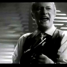 4. Gangsterský film Angels with Filthy Souls, který si Kevin ve filmu pouštěl, ve skutečnosti neexistuje. Záběry byly pořízeny výhradně pro tento snímek.