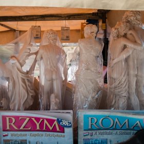 Vozík se suvenýry u římského Kolosea.