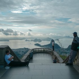 Socha Krista Spasitele (Rio de Janeiro). Jeden z Oliverových nejoblíbenějších snímků. Sochu navštívil brzo ráno, kdy se kolem ní ještě pohybovali uklízeči a příslušníci bezpečnostní služby.
