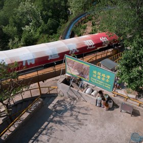 Nepříliš impozantní pohled na impozantní Velkou čínskou zeď.