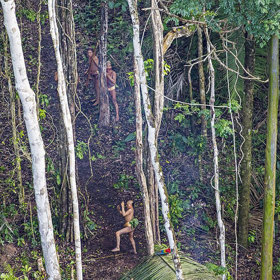 Válečníci používají oštěpy, luky a šípy. A nemají rádi nezvané návštěvy.