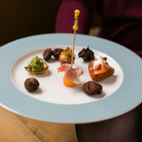 1. Šest jednohubek na člověka je tak akorát. „Ale záleží samozřejmě na tom, jako dlouho party potrvá, tedy zdali jde o hodinovou událost nebo tu, co potrvá celou noc,“ řekl šéfkuchař Mark Hix z Hix Restaurants. Věnovat pozornost bychom měli i velikosti – pokud lidé očekávají, že se dobře nasytí, udělejte jednohubky na dvě sousta.