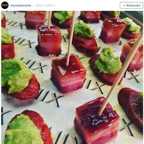 2. Chystáte středně velkou party? Připravte pět druhů jednohubek. Podle Hixe je to ideální počet pro 10 hostů. Plánujete-li však jídelní sekci završit večeří, trochu uberte. Aby předkrm nezastínil hlavní chod.