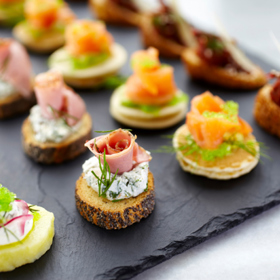 Menší počet doporučuje i šéfkuchař Kevin Gratton ze stejného podniku. „Snažit se udělat opravdu hodně druhů jednohubek je velká chyba. Je mnohem lepší připravit dva nebo tři opravdu dobré druhy jednohubek než šest nebo sedm průměrných. Méně je více.“