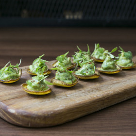 3. Jednohubky nedostaly svůj název náhodou. „Opravdu by měly být na jeden skus,“ připomněl Gratton. Ale jejich velikost a styl servírování můžete přizpůsobit sezvaným hostům i účelům party.