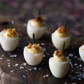 4. Jednohubky mohou nahradit hlavní chod. Připravte malé misky s pokrmy, jako třeba rizoto, připojte k tomu osm slušně velkých jednohubek a dezertní chuťovky. „Bude to jako večeře ve formě svačiny,“ řekl Hix.