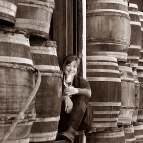 Canna Vine se totiž rodí za nízkých fermentačních teplot, díky čemuž pocítíte terapeutický účinek konopí za nízkých hladin THC. Výsledkem je tedy víno, které uvolní tělo, nikoliv mysl, uvedly tvůrkyně Lisa Molyneux a Louisa Sawyer Linquist (na obrázku).