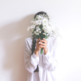 2. Mlčíte spíše než mluvíte. Nepálíte jednu myšlenku za druhou. Neunáhlujete se v pronášení názorů, dokud nezvážíte všechny možnosti. V důsledku toho vám déle trvá, než promluvíte. Uznání za tento přístup se však dočkáte zřídka – lidé na vás nahlížejí spíše jako na podivíny nebo těžké introverty.