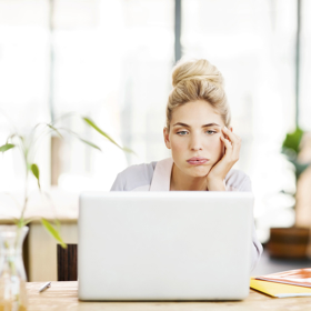 3. Každá práce vás brzy začne nudit. Jste bystří, neunikne vám žádná mezera, kterou byste důmyslně nezaplnili. Mnoho šéfů však zůstává změnám uzavřena, a vás tak mrhání potenciálem brzy začne dusit. Ani v opačném případě se toho moc nemění. Učíte se tak rychle, že vám je ve firmě zanedlouho těsno. A musíte pryč.