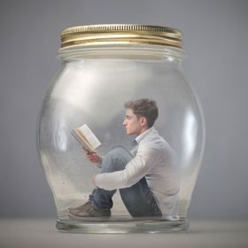 5. Společnost si myslí, že jste divní. Zdvořilostní konverzace vás vyčerpává. S odpověďmi si dáváte načas. Jednáte zřídka. To všechno vás staví do role uzavřených podivínů. A společnost vám to dává sežrat. To vytváří další tlak na vaše chování a násobí vaši rozpačitost v přítomnosti jiných lidí.