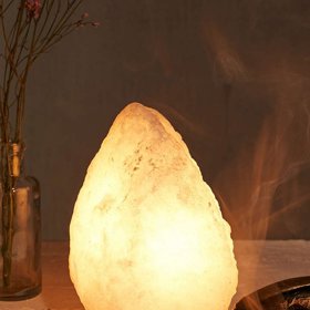 5. Kupte si solnou lampu. Zlepšuje kvalitu vzduchu, šíří příjemné světlo a koneckonců i dobře vypadá.