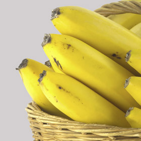 3. Banány. Nepatříte k příznivcům mořských plodů? Pak nevědomě nefandíte ani banánům. Ty neorganické jsou postřikovány pesticidy s výtažky měkkýšů (krabů a krevet), aby se v regálech žlutily delší dobu. Tato chemikálie dokonce prostupuje slupkou a dostává se do dužiny.