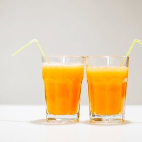 4. Pomerančový džus. „Na zdravé srdce!“ Pokud tato věta stojí na etiketě pomerančového džusu ve vašem nákupním košíku a patříte k vegetariánům, zase ho rychle vraťte do regálu. S velkou pravděpodobností totiž obsahuje omega-3 mastné kyseliny, vytažené z ančoviček, sardinek a tilapií. Vitamin D přidávaný do pomerančového džusu zase může pocházet z lanolinu, voskové látky sebrané z ovčí vlny.