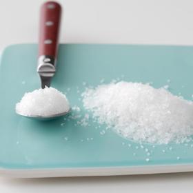 5. Bílý cukr. Ačkoliv se označuje jako rafinovaný, stoprocentně vegetariánský zrovna také není. V závěru výroby je filtrován přes živočišné uhlí, což mu propůjčuje sněhobílý třpyt.