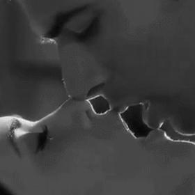 1. Vzbuzuje ve vás vášeň. Hlavně vášeň. Tedy… jenom vášeň. Co je na ní špatného? Když stojí sama o sobě. „Představte si život s člověkem za pět deset let, kdy nadšení opadne, a zeptejte se sami sebe, zda máte dovednosti a touhu udělat kompromis ve věcech, které teď nefungují,“ řekla serveru Bustle rodinná a manželská terapeutka Esther Bulkin.