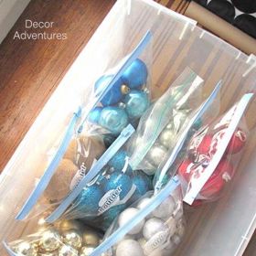 1. Pokud chcete mít ozdoby roztříděné pěkně podle barvy (či typu), použijte rychlouzavíratelné sáčky.