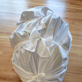 2. Zabalte umělý stromeček do velkého ubrusu (nebo více menších ubrusů). Pak ho můžete uložit například na půdu a nemuset se bát, že se ušpiní.