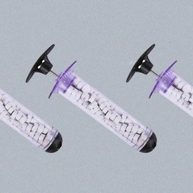 4. Injekční stříkačky, které zastaví krvácení. Stačí stisknout a do dvaceti vteřin by měla červená přestat téct. Oregonský start-up RevMedx vyvinul injekční stříkačku XSTAT 30 naplněnou miniaturními houbičkami, které zacelí i hlubokou ránu do 20 vteřin po aplikaci. Revoluční metoda pro hojení ran pomůže snížit riziko úmrtí během těžkých teroristických činů nebo ve válkách.