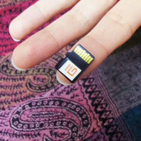 5. Knihovna v mikročipu. Pokud vše půjde podle plánu, čeká naši planetu gramotnější budoucnost. Společnost WiderNet Project z Univerzity v Severní Karolíně sesbírala tisíce vzdělávacích materiálů a ty uložila na mikročip, který lze používat v místech bez internetového pokrytí. „Knihovna do kapsy“, jak se mikročipu s názvem eGranary Pocket Library přezdívá, by tak mohla „osvítit“ miliardy lidí bez přístupu k internetu.