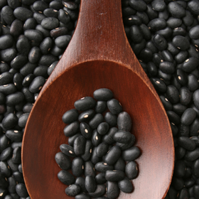 33. Černé fazole – 15,24 g v 1 hrnku (vařené, nesolené).