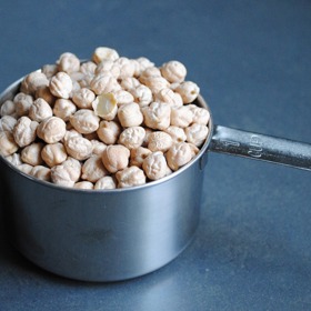 36. Cizrna – 10,7 g v 1 hrnku (konzervovaná, osušená a propláchnutá).