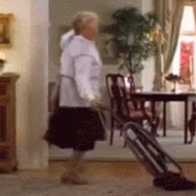 2. Uklízíte. I když jste to předtím nedělali. Před příchodem návštěvy setřete prach, umyjete nádobí a vyluxujete. To je vaše osobní minimum. Jinak byste se styděli.