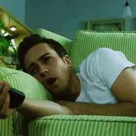 3. Prožíváte dramata televizních seriálů. Přistihli jste se, jak vzdycháte, máte otevřenou pusu nebo pláčete, i když jste tu scénu viděli nejmíň desetkrát? Vítejte ve světě své matky.