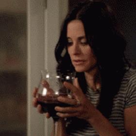 4. Pijete dříve a dříve. Sklenka vína před večeří se mění ve sklenku vína před a po večeři. Sklenka před večeří se přesouvá do odpoledních hodin. Zvažujete, že si začnete do práce nosit placatku.