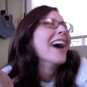 5. Jste stejně „vtipní“. Pochytíte od matky její oblíbený vtip a ten opakujete na každé party. Bohužel i na party se stejným osazenstvem…