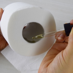 Pět kapek bohatě stačí. Vůně nebude příliš intenzivní, ale ani slabá.