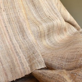 5. Mírové hedvábí (peace silk). Tento druh hedvábí je sklízen až poté, co se bourec morušový vylíhne a opustí kuklu. Není sice tak lesklé jako klasické hedvábí, ale to jistě není zase až takový problém.