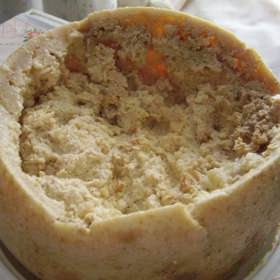 3. Casu Marzu – ovčí sýr s červy (Sardinie). Najdete-li v mouce nebo kdekoliv jinde červíky, s největší pravděpodobností neskončí jinde než v koši. Na Sardinii si hmyz hýčkají. Jejich tamní specialitou je Casu marzu, tedy ovčí sýr s červi. Mouchy sýrorodky na něj nakladou larvy a z nich se vyklubou mnohonožci, kteří prý podporují fermentaci. Sýr se jí, ach ano, i s červíky.