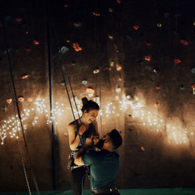 Pak ale přátelé rozsvítili světla, která propůjčila malinkému prostoru romantický vzhled.