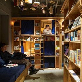 Hosté zde nespí v ložnicích, ale ve speciálních kójích ukrytých v obřích knihovnách.